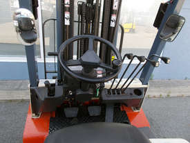 NISSAN LPG 2500kg forklift with 6000mm three stage mast - picture2' - Click to enlarge