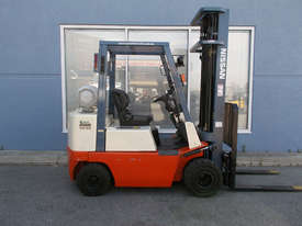 NISSAN LPG 2500kg forklift with 6000mm three stage mast - picture0' - Click to enlarge