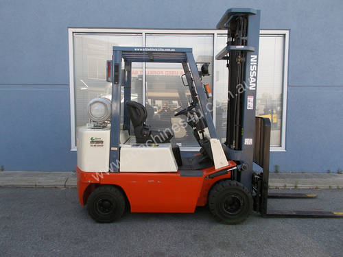 NISSAN LPG 2500kg forklift with 6000mm three stage mast