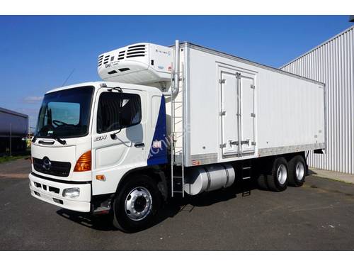 2004 Hino GH (6x2) 12 Pallet Refrigerated Truck 