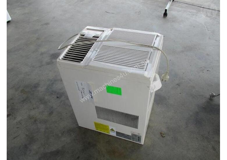 Used KELVINATOR Kelvinator Window Mount Air Conditioner Air