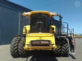 New Holland CR9080 & 45 FT Macdon Front - picture0' - Click to enlarge