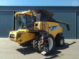 New Holland CR9080 & 45 FT Macdon Front - picture1' - Click to enlarge