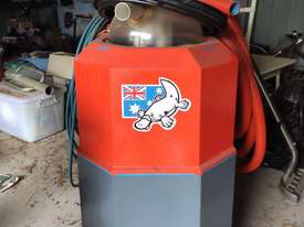 Cyclone Carpet Cleaning machine - picture2' - Click to enlarge