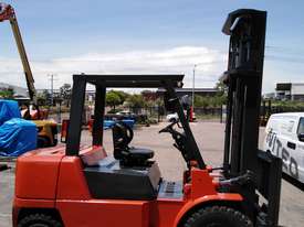 Used 4.0T Nissan Diesel Forklift F04D40HUT | Darwin - picture0' - Click to enlarge