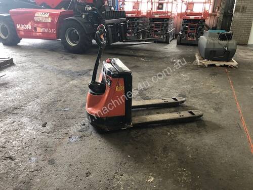Crown Electric Pallet Truck