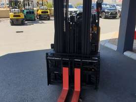 Yale 1980KG LPG Forklift with 5500mm Three Stage Mast - picture1' - Click to enlarge