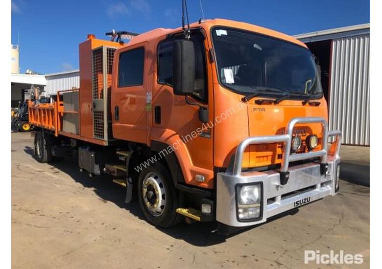 caption 2013 Isuzu FTR900 Crew