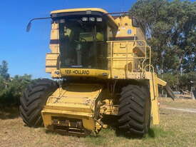 New Holland TR98 Harvester + Honey Bee 994 Front Header Combo - picture0' - Click to enlarge