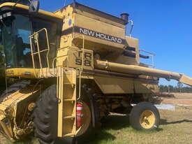 New Holland TR98 Harvester + Honey Bee 994 Front Header Combo - picture1' - Click to enlarge