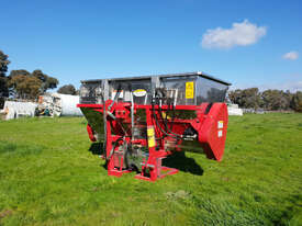 FARMTECH IOD-900H SINGLE DISC HYDRAULIC SELF LOADING MULTI SPREADER (1160L) - picture1' - Click to enlarge