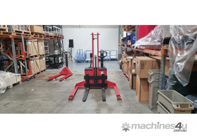 caption Logistec RX Evo Auto-Level Straddle Stacker