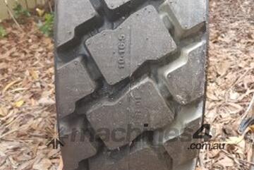 MURPHY'S TYRES - L5 BRUTES - Skid steer tyres 12x16.5 L5 Directional