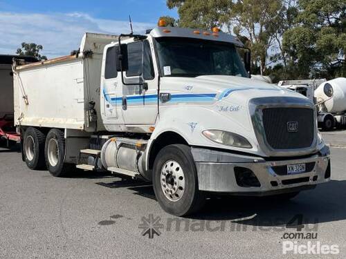 2010 Caterpillar CT 700-15L Tipper Sleeper Cab