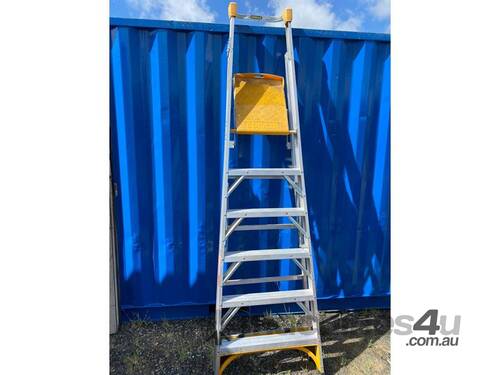 GORILLA INDUSTRIAL PLATFORM LADDER 