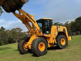 Hyundai HL960 Articulated Wheel Loader - picture1' - Click to enlarge
