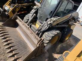 New Holland L230 Skid steer loader for sale - picture0' - Click to enlarge