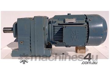 SEW Eurodrive 15 kW Reduction Drive Rpm 100 Ratio 14.62 SEW Eurodrive 15 kW Reduction Drive Rpm 100 Ratio 14.62
