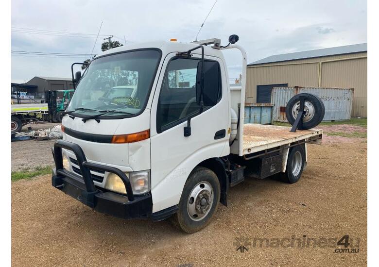 caption 2002 Hino DUTRO Day Table Top