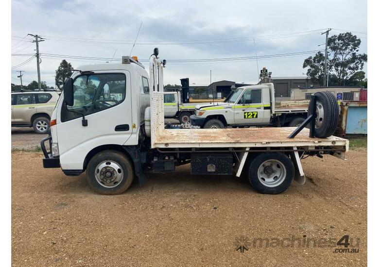 caption 2002 Hino DUTRO Day Table Top
