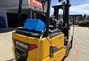 Hyundai 2.5 Tonne Electric Forklift
