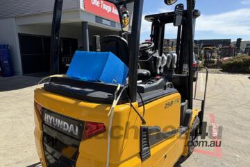 Hyundai 2.5 Tonne Electric Forklift