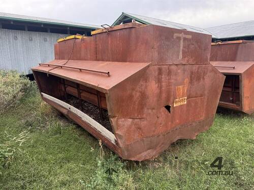 caption WHITE Cattle Feeder