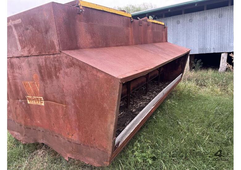caption WHITE Cattle Feeder