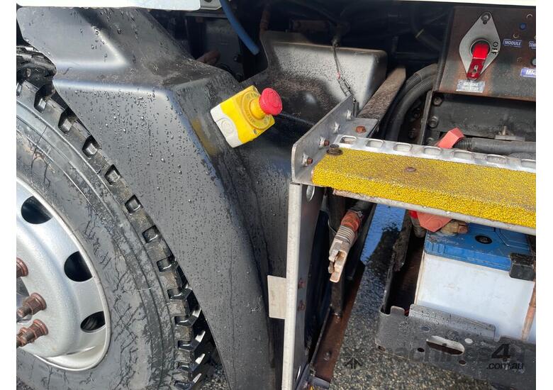 Buy Used 2010 Mack 2010 Mack Metro Liner CSMR Service Body Day Cab ...