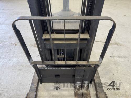 2004 Crown WR3000 Electric Forklift