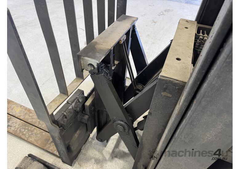 2004 Crown WR3000 Electric Forklift