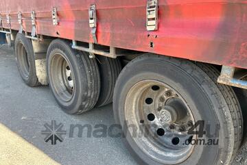 2004 Barker Heavy Duty Tri Axle Tri Axle Drop Deck Curtainside B Trailer