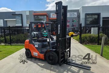 Toyota Forklift 2.5T with Tyne Postioners 2020 Model Low Hours (Unit#: U984)