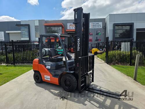 Toyota Forklift 2.5T with Tyne Postioners 2020 Model Low Hours (Unit#: U984)