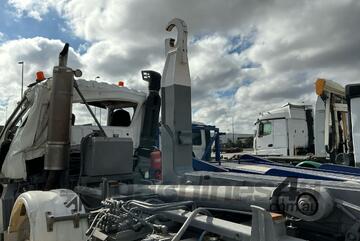 2002 Mitsubishi FS500 Hook Bin Lifter