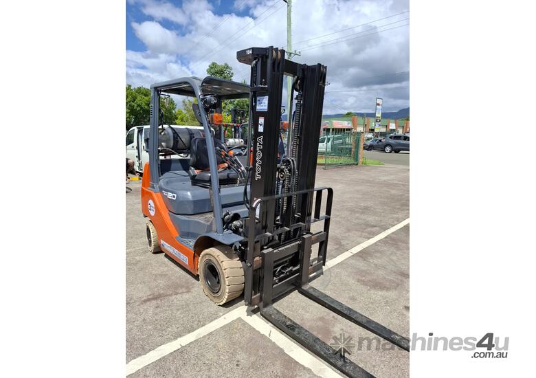 Wollongong Forklift: 2019 Toyota 2T LPG, 3-Stage Container Mast, 4.7m Lift!