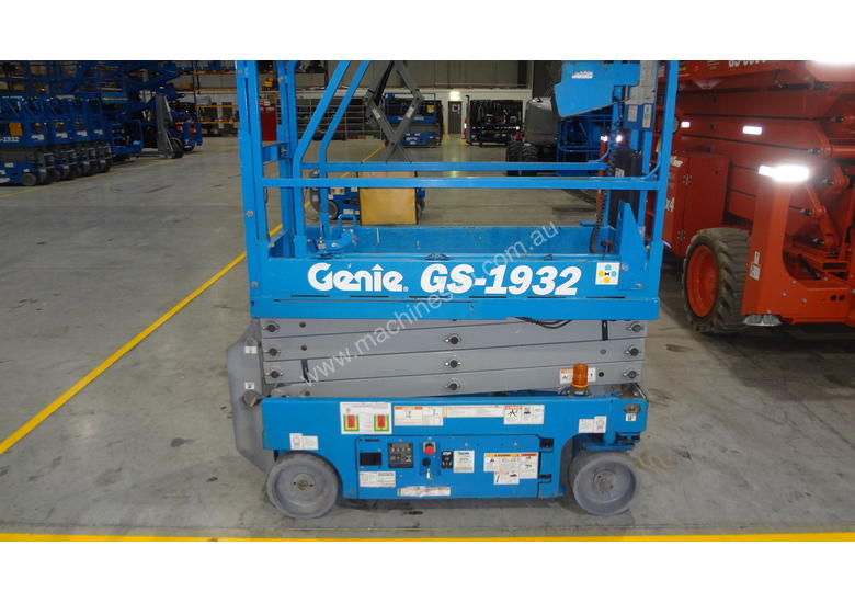 caption 07/2013 Genie GS1932 - Narrow Electric Scissor Lift