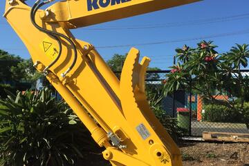 GARDNER ENGINEERING - Komatsu PC135 Hydraulic Thumb