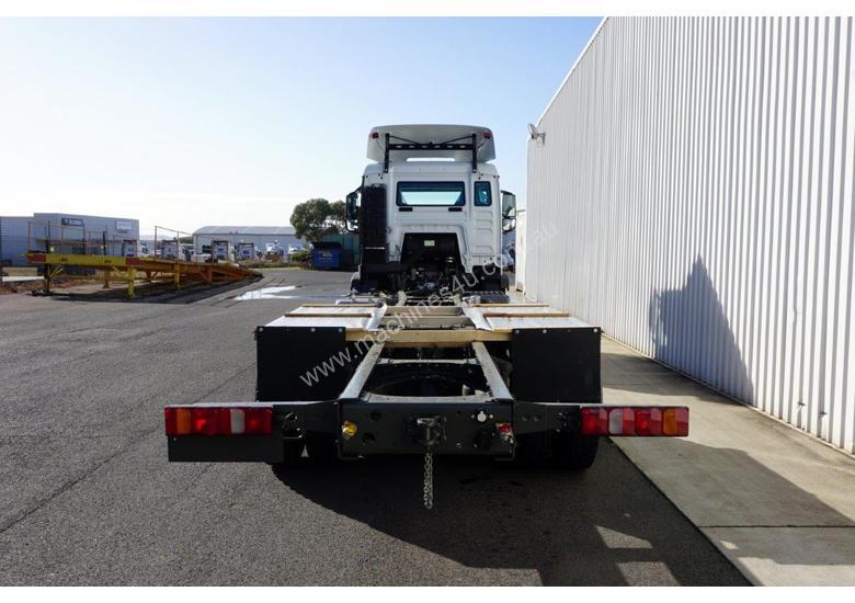 caption New Diamond Reo T5G (6x4) Cab Chassis