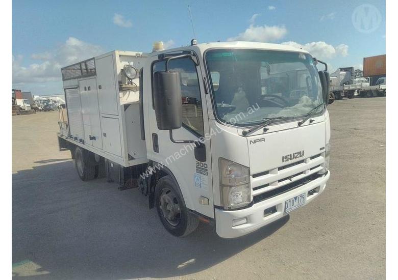 caption Isuzu NPR300