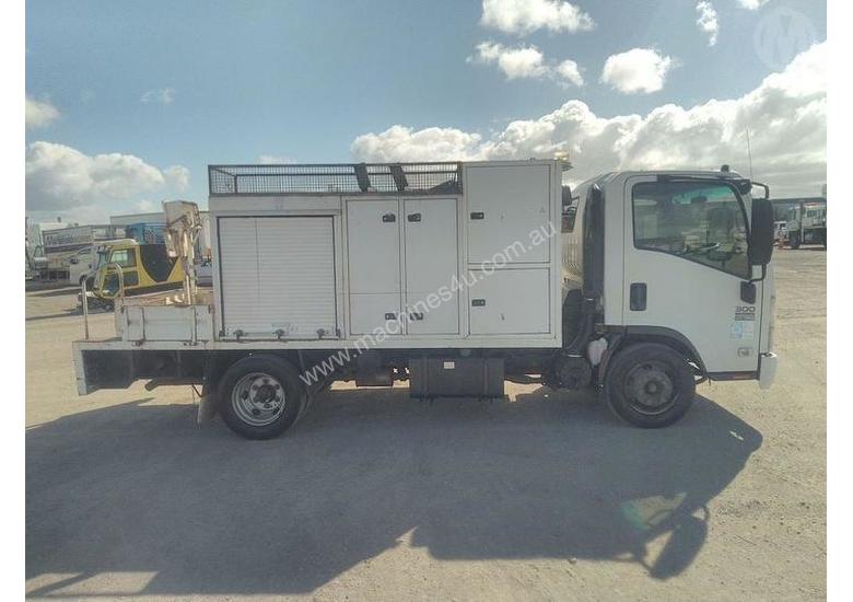 caption Isuzu NPR300