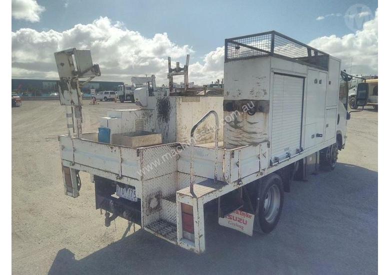 caption Isuzu NPR300