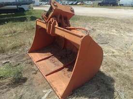 Custom Hydraulic Tilting Batter Bucket - picture0' - Click to enlarge