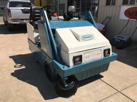 Tennant 235 LPG industrial sweeper - picture0' - Click to enlarge