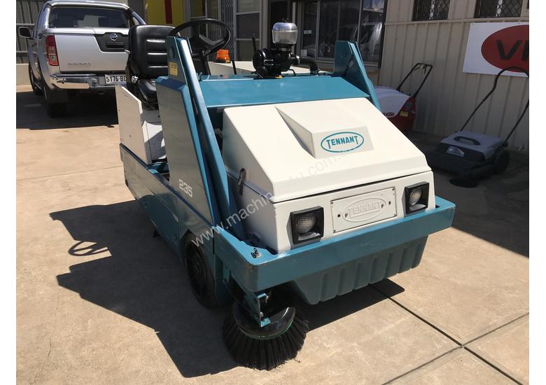 Used tennant 235 Ride On Sweeper in , Listed on Machines4u