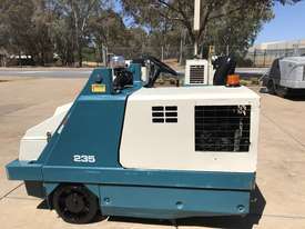 Tennant 235 LPG industrial sweeper - picture0' - Click to enlarge