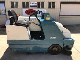 Tennant 235 LPG industrial sweeper - picture1' - Click to enlarge