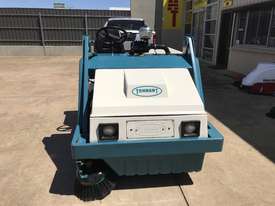 Tennant 235 LPG industrial sweeper - picture2' - Click to enlarge