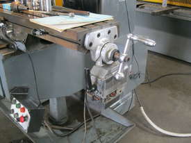 Maxport Taiwanese Turret Mill with Riser Block - picture2' - Click to enlarge