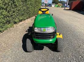 John Deere LA105 Lawn Tractor - picture0' - Click to enlarge